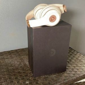 Rose Gold beatssolo3 wireless headphones